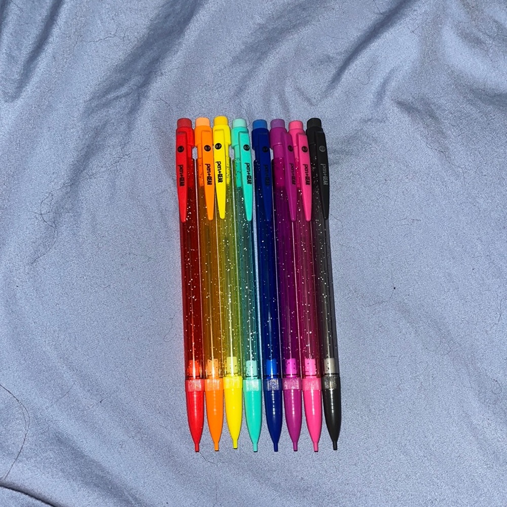 This is a pack of 8 Pen Gear glittery rainbow mechanical pencils!🥰